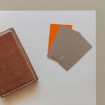 Een ondernemer die zijn zakelijke rekening opent voor beter uitgavenbeheer, met een laptop en documenten op een bureau.