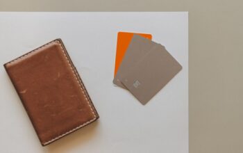 Een ondernemer die zijn zakelijke rekening opent voor beter uitgavenbeheer, met een laptop en documenten op een bureau.