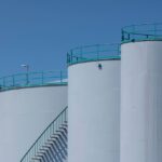 Een industrieel BESS-systeem dat energie opslaat van zonnepanelen voor slimme energieoplossingen.