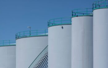 Een industrieel BESS-systeem dat energie opslaat van zonnepanelen voor slimme energieoplossingen.